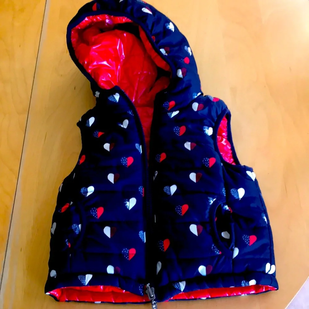 3 Pommes reversible puffy vest size 2/3 in excellent condition navy & red hearts